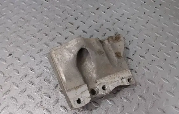 BMW 1 F40 Engine mounting bracket 8511299