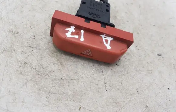 Nissan X-Trail T30 Hazard light switch 06016
