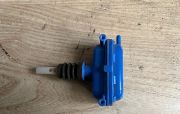 Audi 80 90 B2 Central locking vacuum pump 443862153B