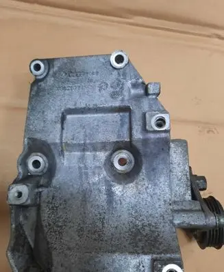 Volkswagen PASSAT B5.5 A/C compressor mount bracket 038260885C
