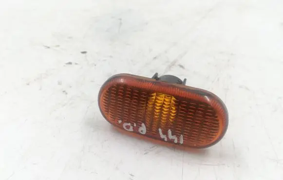 Renault Scenic I Front fender indicator light 13910020