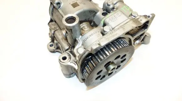 Volkswagen Golf VII Oil pump 04L145208H V200