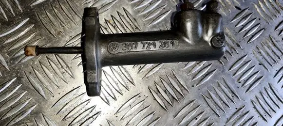 Volkswagen PASSAT B4 Clutch slave cylinder 357721261