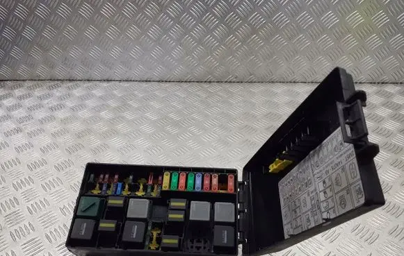 Ford Focus Fuse box cover 518276100