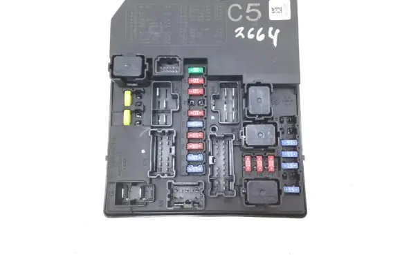 Nissan Juke I F15 Fuse module 284B71KA0D