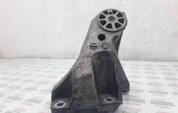 Volkswagen Touareg I Engine mounting bracket 7L6199308D
