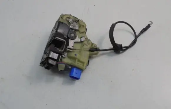 Volkswagen Polo IV 9N3 Front door lock 3B1837015AQ
