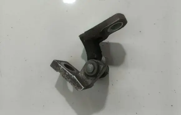 Volkswagen Touran I Rear door lower hinge 