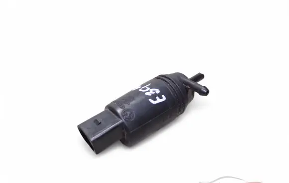 BMW 5 E39 Windscreen/windshield washer pump 8377612 67128377612