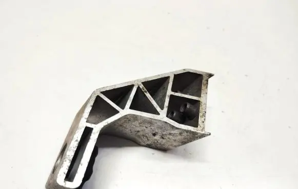Radiator mount bracket
