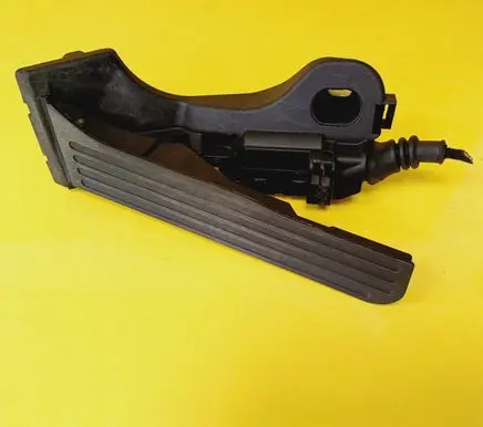 Accelerator throttle pedal