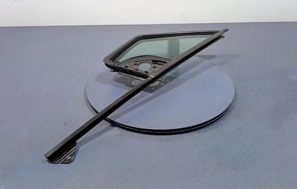 Peugeot Partner Front door window glass four-door