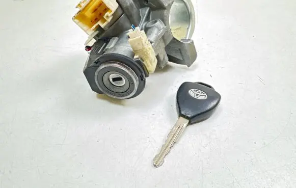 Toyota Avensis T270 Ignition lock 450200203