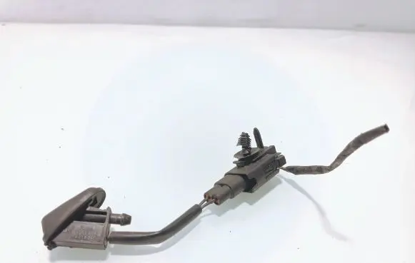Ford Focus Windshield washer spray nozzle Bm5117666A