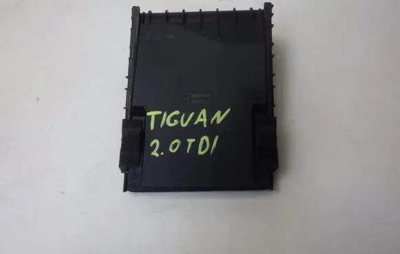Volkswagen Tiguan Fuse box cover