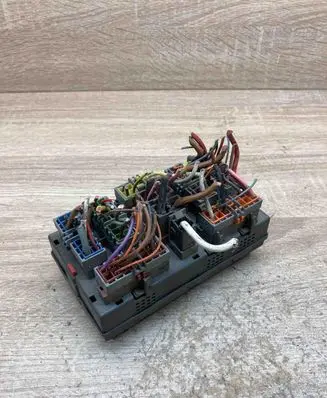 Peugeot 306 Fuse module 9636264180