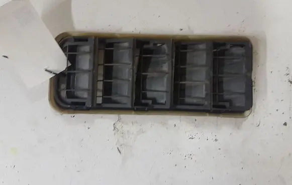Volvo V40 Quarter panel pressure vent 8623444