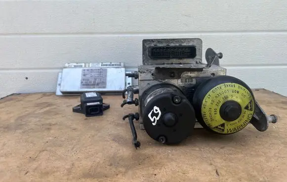 Mercedes-Benz E W211 ABS Pump A0084313912