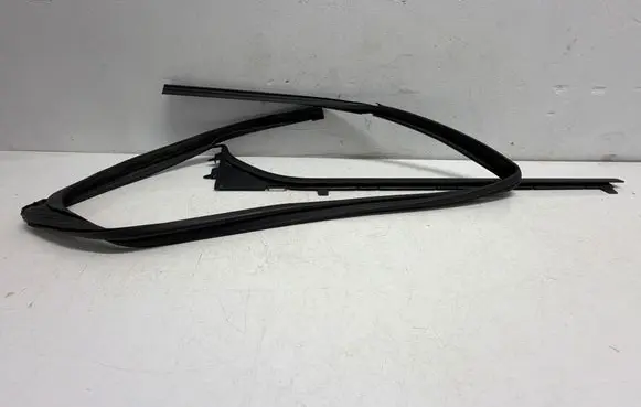 Opel Vivaro Rubber seal front door window/glass 