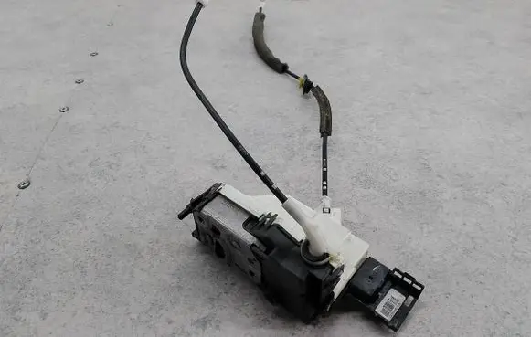Citroen Berlingo Front door lock 828405
