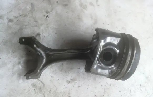 Toyota Corolla Verso AR10 Piston with connecting rod