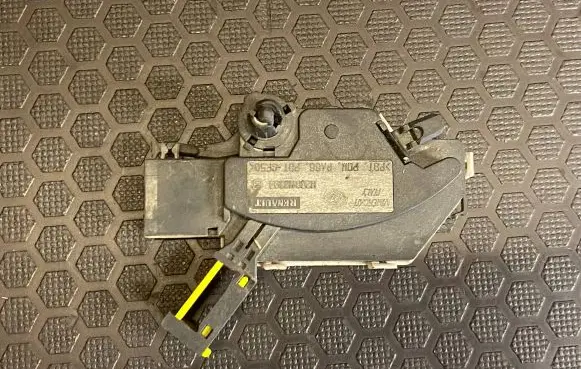 Renault Laguna II Clutch pedal sensor 8200110893B