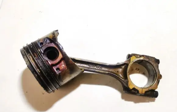 Hyundai Trajet Piston with connecting rod