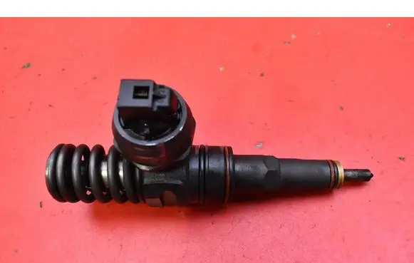Volkswagen PASSAT B5.5 Fuel injector 038130073AJ