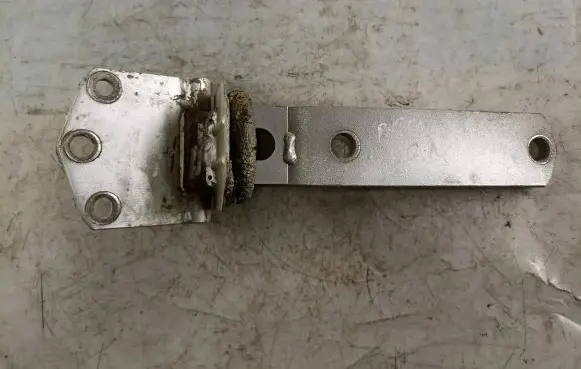 Nissan Patrol Y61 Loading door lower hinge 