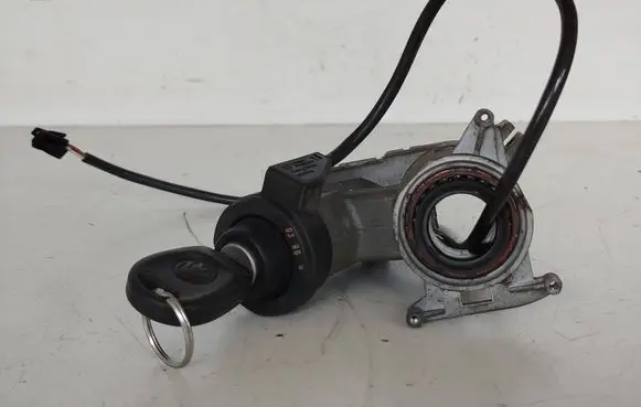Volkswagen PASSAT B4 Ignition lock 357905851D
