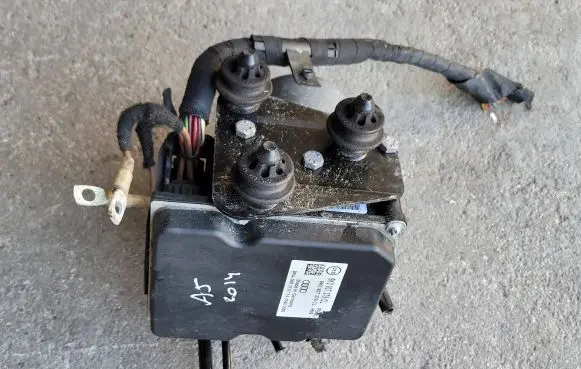 Audi A4 S4 B8 8K ABS Pump 8K0907379CL