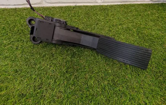 Mercedes-Benz GL X164 Accelerator throttle pedal A1643000504 0037 041011