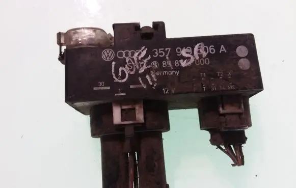 Volkswagen Golf III Coolant fan relay 357919506A 898749000