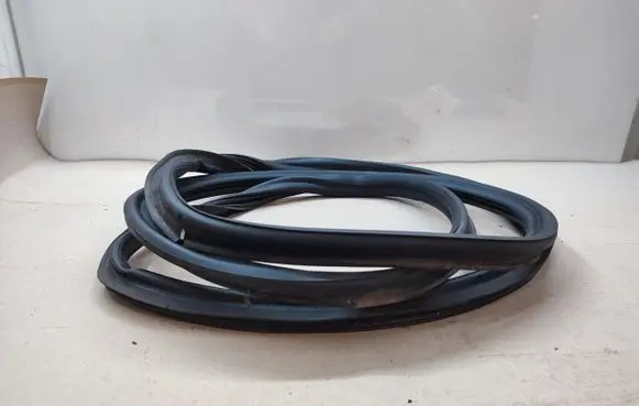 Volkswagen Golf VI Trunk rubber seal (body) 