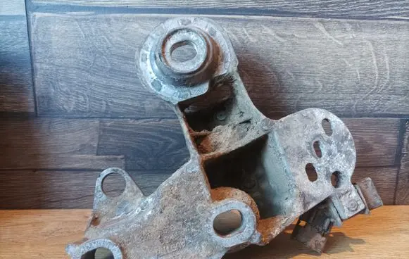 Audi A4 S4 B5 8D Engine mounting bracket