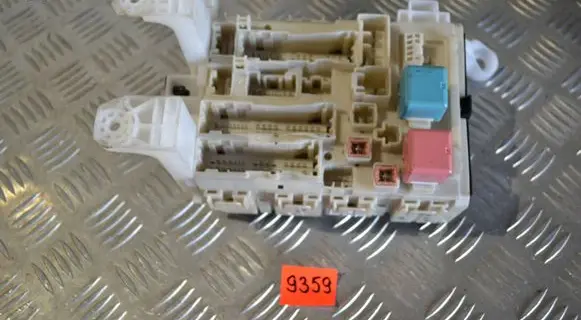 Toyota Verso Fuse module 827300F060D
