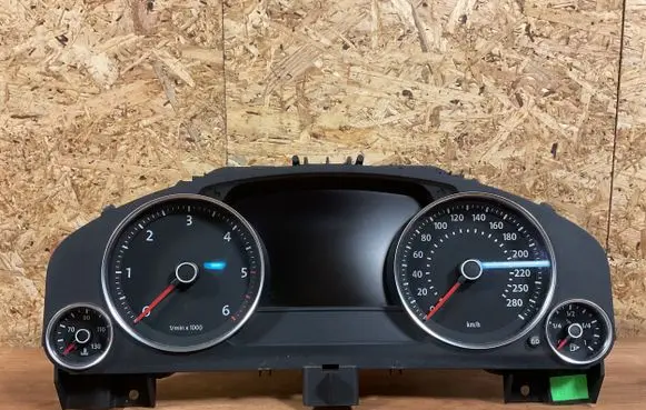 Volkswagen Touareg II Speedometer (instrument cluster) 7P6920982L 0263677138