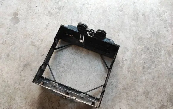 BMW 7 F01 F02 F03 F04 Radiator mount bracket P8413002
