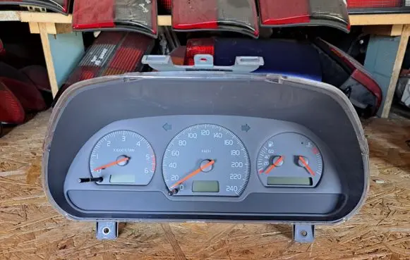 Volvo S40, V40 Speedometer (instrument cluster) 30857571 30857571H 99W37D4