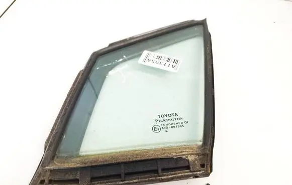 Toyota Avensis T270 Front door vent window glass four-door 6821605010