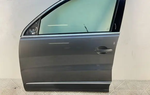 Volkswagen Tiguan Front door 5N0831311C