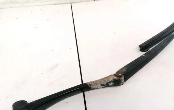 Toyota RAV 4 (XA30) Front wiper blade arm