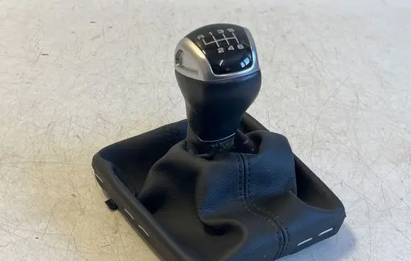 Audi Q2 - Gear lever shifter trim leather/knob