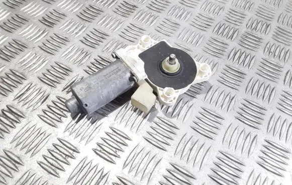 Mercedes-Benz E W211 Front door window regulator motor 0130821970 A2118202942