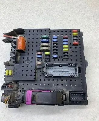 Volvo V70 Fuse module 30728512 28017881 06W021