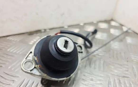 Tailgate exterior lock