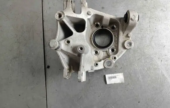 Rear wheel hub spindle/knuckle