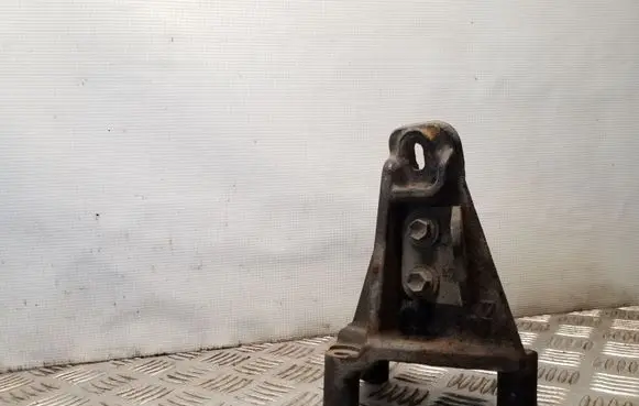 Engine mounting bracket