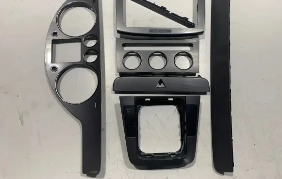 Volkswagen PASSAT B6 Front door trim bar 