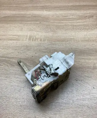 Toyota Avensis T250 Rear door lock 114G8